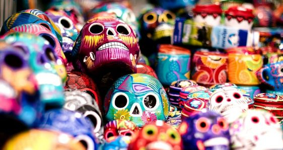 Las calaveras son uno de los iconos del Día de Muertos en México. UNSPLASH/JEREMY LWANGA