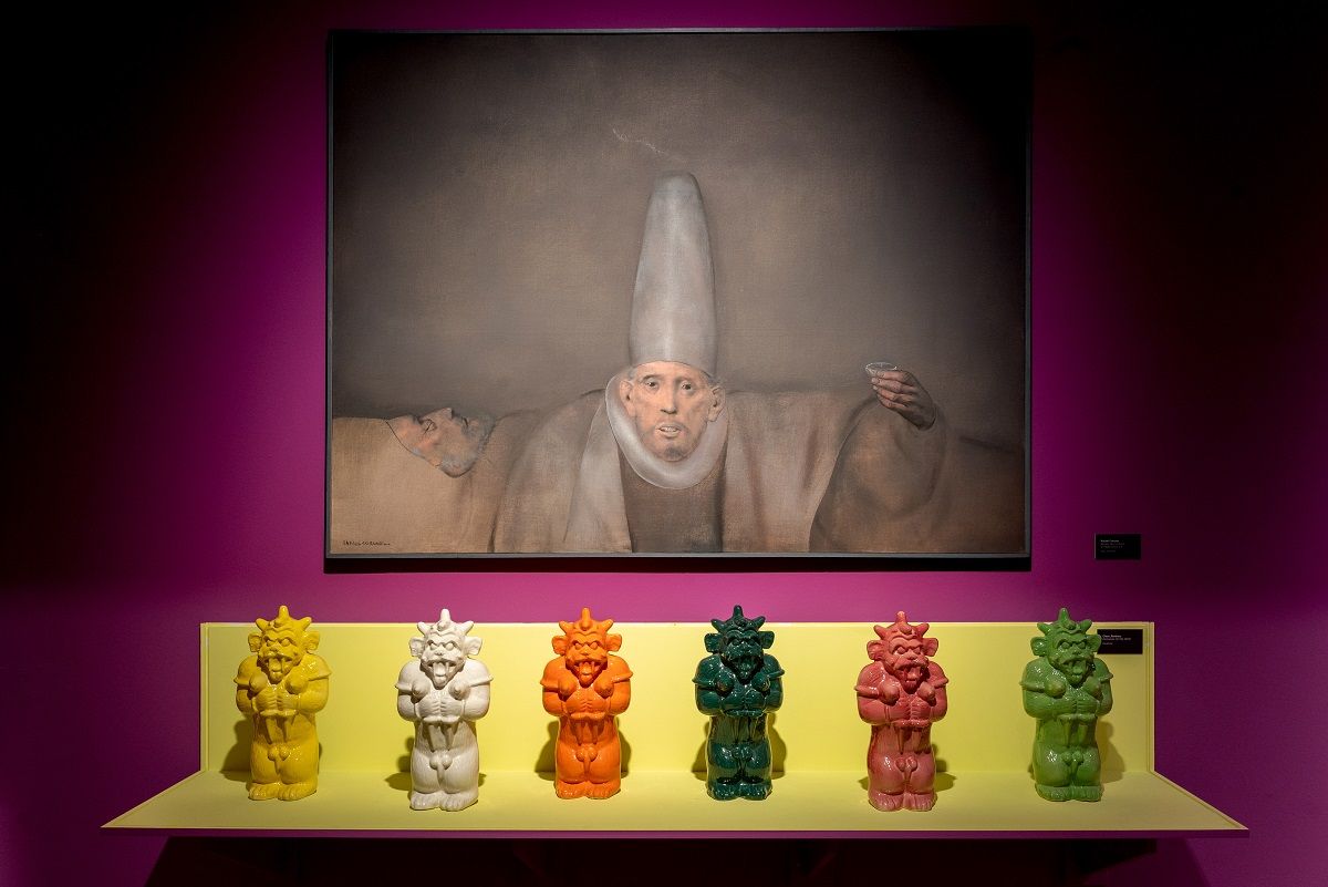 'Retrato del cristiano', de Rafael Coronel, y las esculturas 'Demonios', de Cisco Jiménez, en la exposición 'Fábulas fantásticas'. CORTESÍA FUNDACIÓN CASA DE MÉXICO EN ESPAÑA