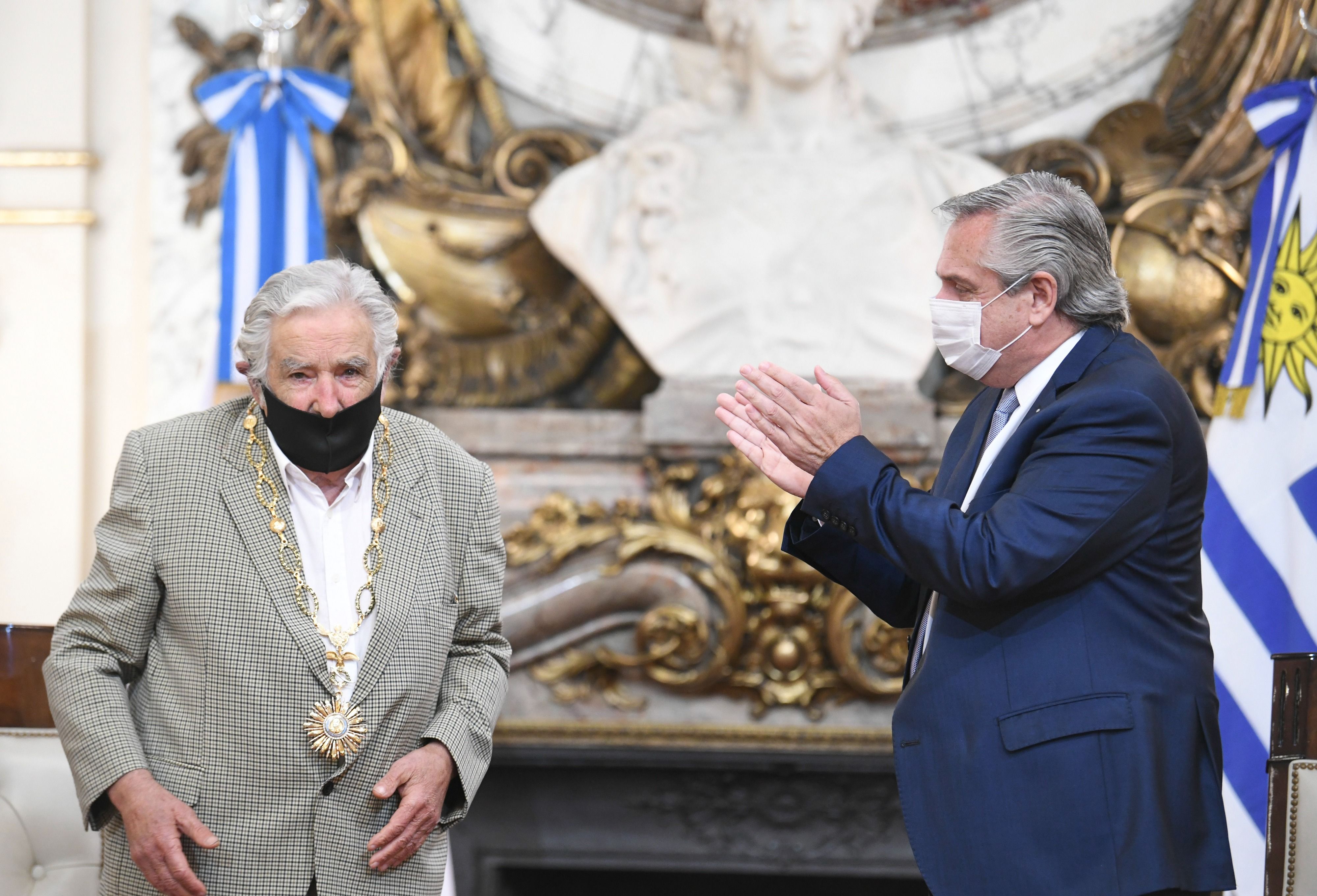 El expresidente uruguayo Pepe Mujica, tras recibir el Collar de la Orden del Libertador San Martín de manos del presidente de Argentina, Alberto Fernández. CASA ROSADA