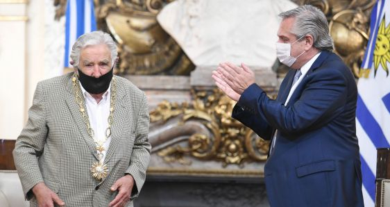 El expresidente uruguayo Pepe Mujica, tras recibir el Collar de la Orden del Libertador San Martín de manos del presidente de Argentina, Alberto Fernández. CASA ROSADA