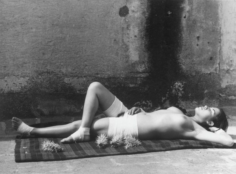 'La buena fama durmiendo', de Manuel Álvarez Bravo (1939), en la exposición 'Fabulas fantásticas'. CORTESÍA FUNDACIÓN CASA DE MÉXICO EN ESPAÑA