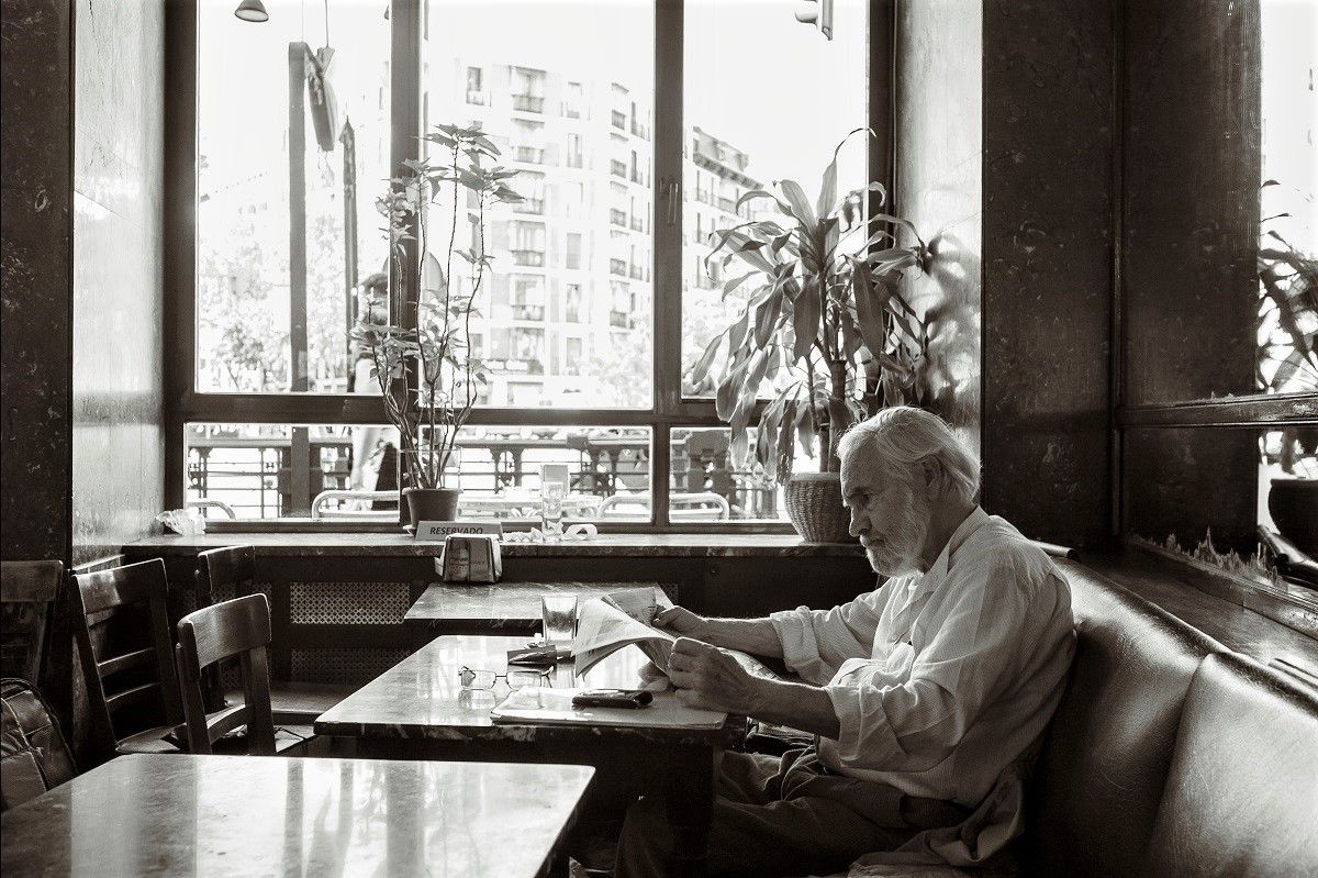 El poeta Tomás Segovia, en el Café Comercial de Madrid, en 2011. JUAN BALLESTER