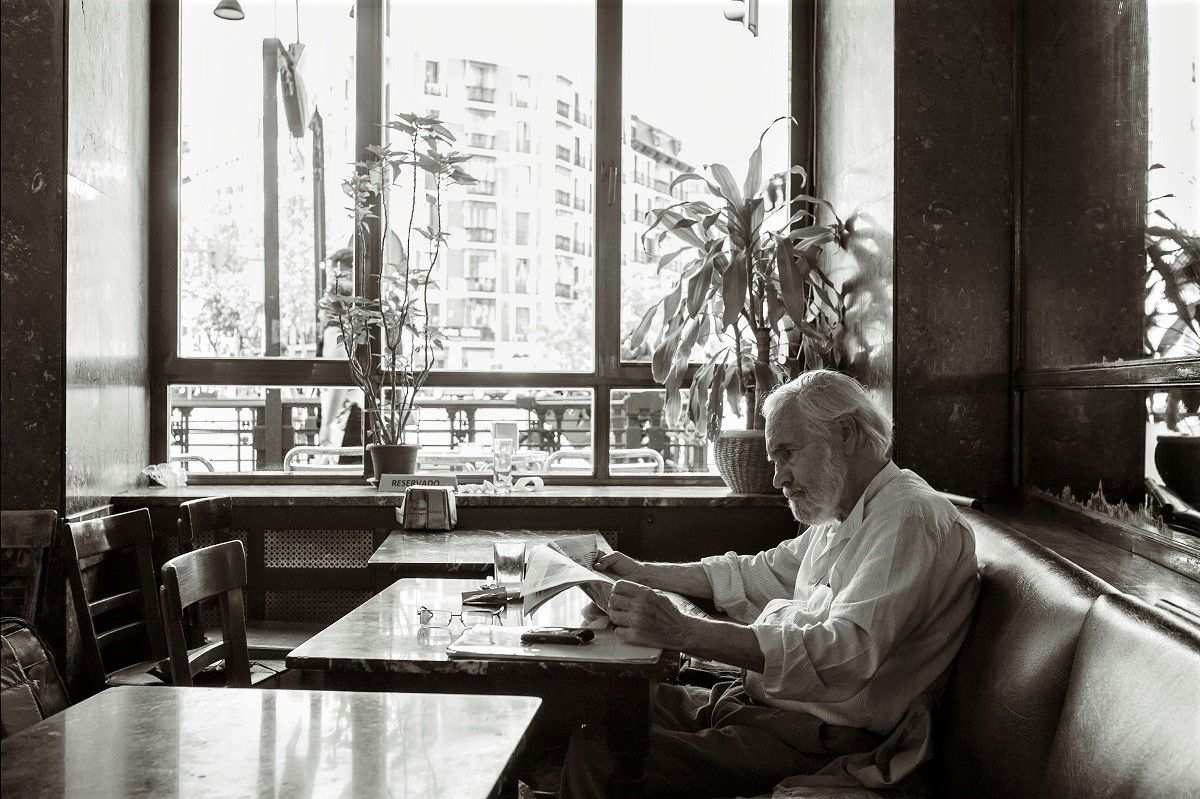 El poeta Tomás Segovia, en el Café Comercial de Madrid, en 2011. JUAN BALLESTER