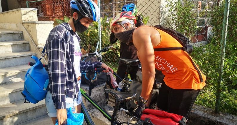 Ciclistas cargando suministros en La Habana para llevarlos a Matanzas, el pasado agosto. SOLO EL AMOR