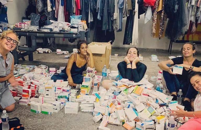 Voluntarias clasificando medicamentos para su distribución, en el Ludi Teatro de La Habana. SOLO EL AMOR