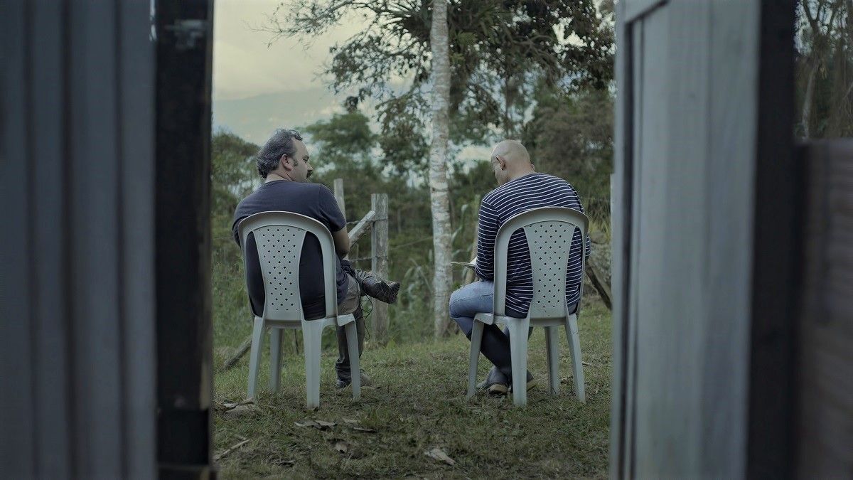 Iván Guarnizo y Güérima, el exguerrillero que secuestró a su madre, en la película colombiana 'Del otro lado'. GUSANO FILMS