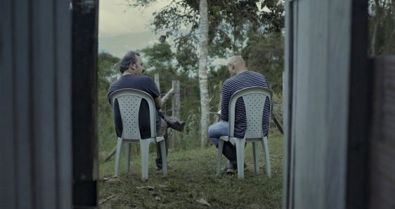 Iván Guarnizo y Güérima, el exguerrillero que secuestró a su madre, en la película colombiana 'Del otro lado'. GUSANO FILMS
