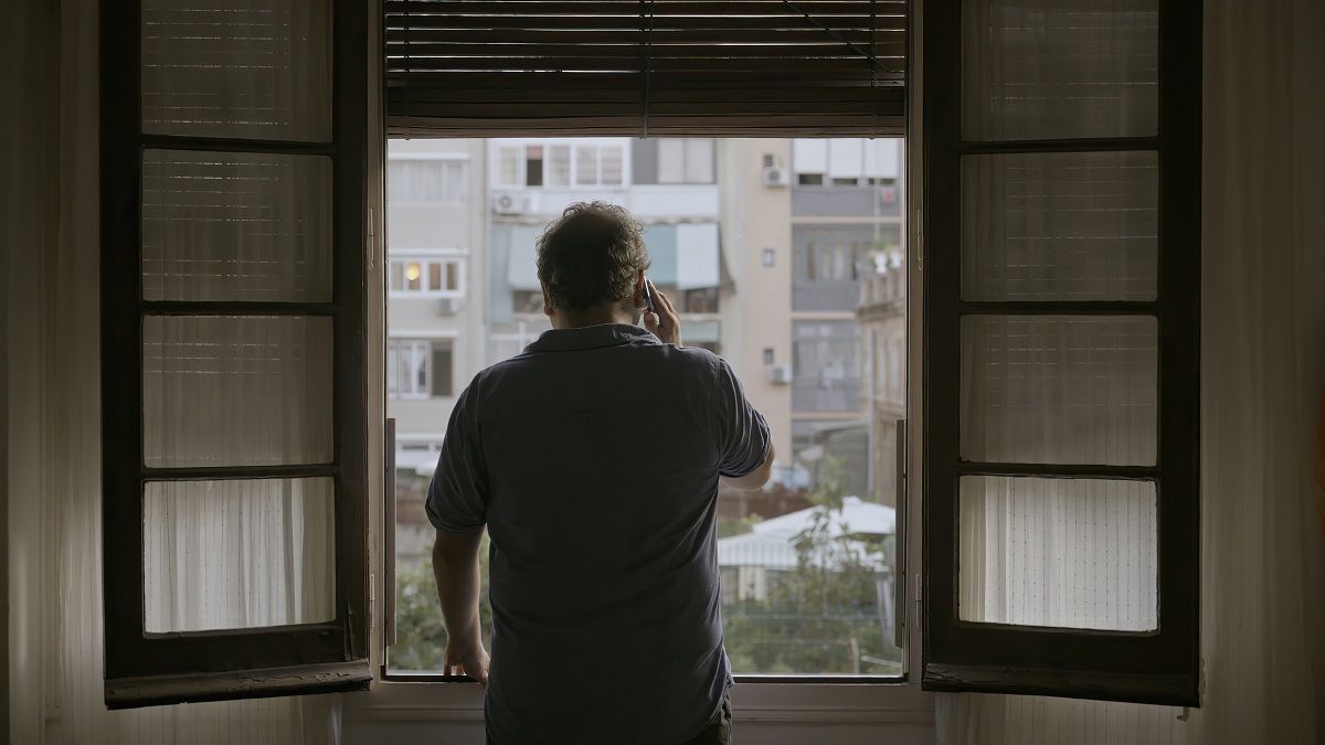El cineasta colombiano Iván Guarnizo, hablando por teléfono, en 'Del otro lado'. GUSANO FILMS El cineasta colombiano Iván Guarnizo, hablando por teléfono, en 'Del otro lado'. GUSANO FILMS