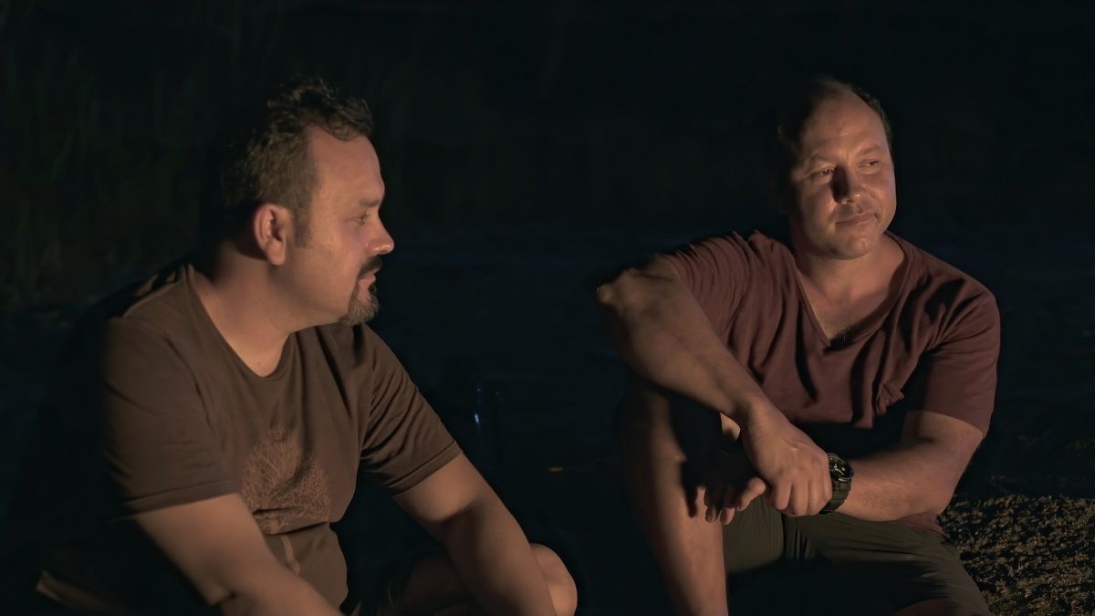 Iván Guarnizo y su hermano Papeto, en la selva colombiana, en una escena de 'Del otro lado'. GUSANO FILMS