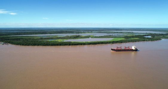 Un barco navega por la Hidrovía del Paraná a la altura del municipio argentino de Rosario. GOBIERNO DE ARGENTINA