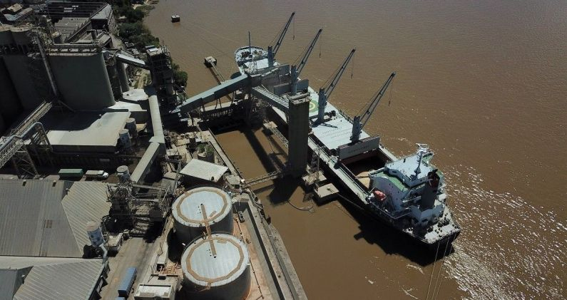 Un buque tipo Panamax, atracado en el puerto de Rosario, Argentina, en la Hidrovía del Paraná. BOLSA DE COMERCIO DE ROSARIO