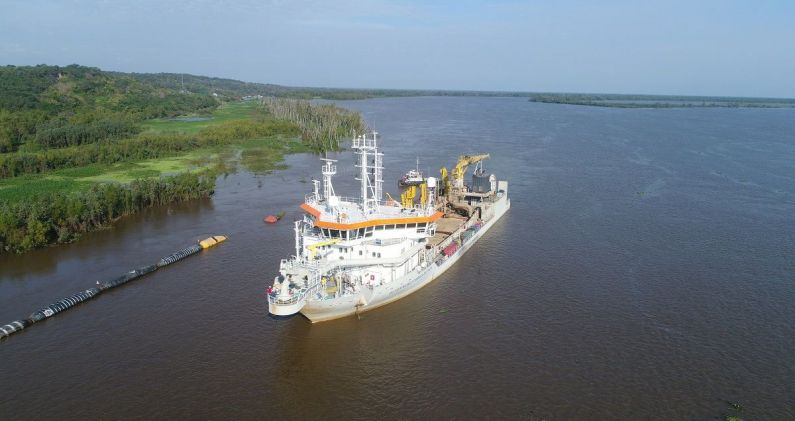 Un barco navega por las aguas de la Hidrovía del Paraná. GOBIERNO DE ARGENTINA