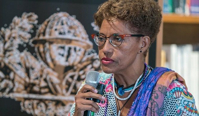 La dominicana María Palitachi, autora de 'Espuma rota'. CORTESÍA La dominicana María Palitachi, autora de 'Espuma rota'. CORTESÍA