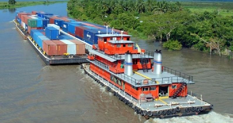 Una barcaza transportando mercancías por la Hidrovía del Paraná. ARCHIVO