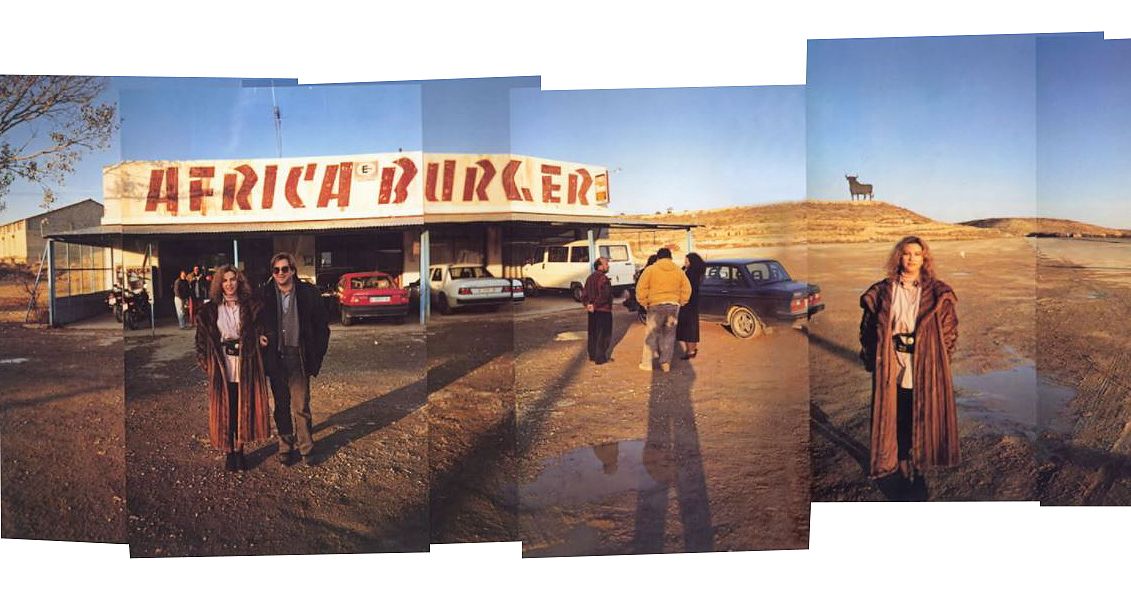 El equipo de 'Jamón, jamón', en el África Burger, que en realidad bar de la gasolinera de Peñalba. BIGAS LUNA