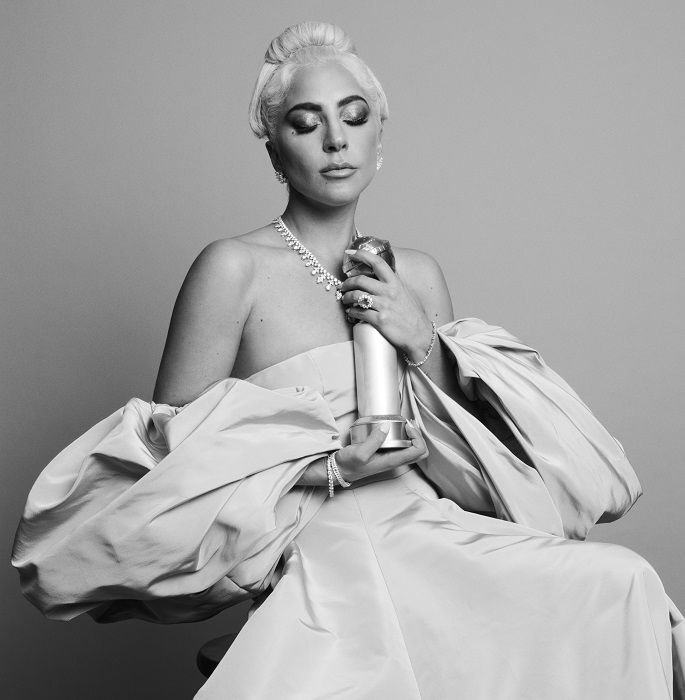 Lady Gaga, en 2019, con el Globo de Oro por la canción 'Shallow'. CORTESÍA PAOLA KUDACKI