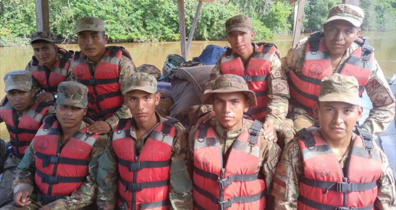 Mauricio Apaza (fila superior, derecha), durante unas maniobras durante su servicio militar obligatorio. M.A.