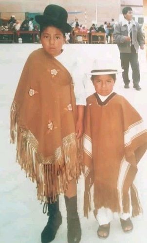 Mauricio Apaza, de niño, con su hermana. M.A.