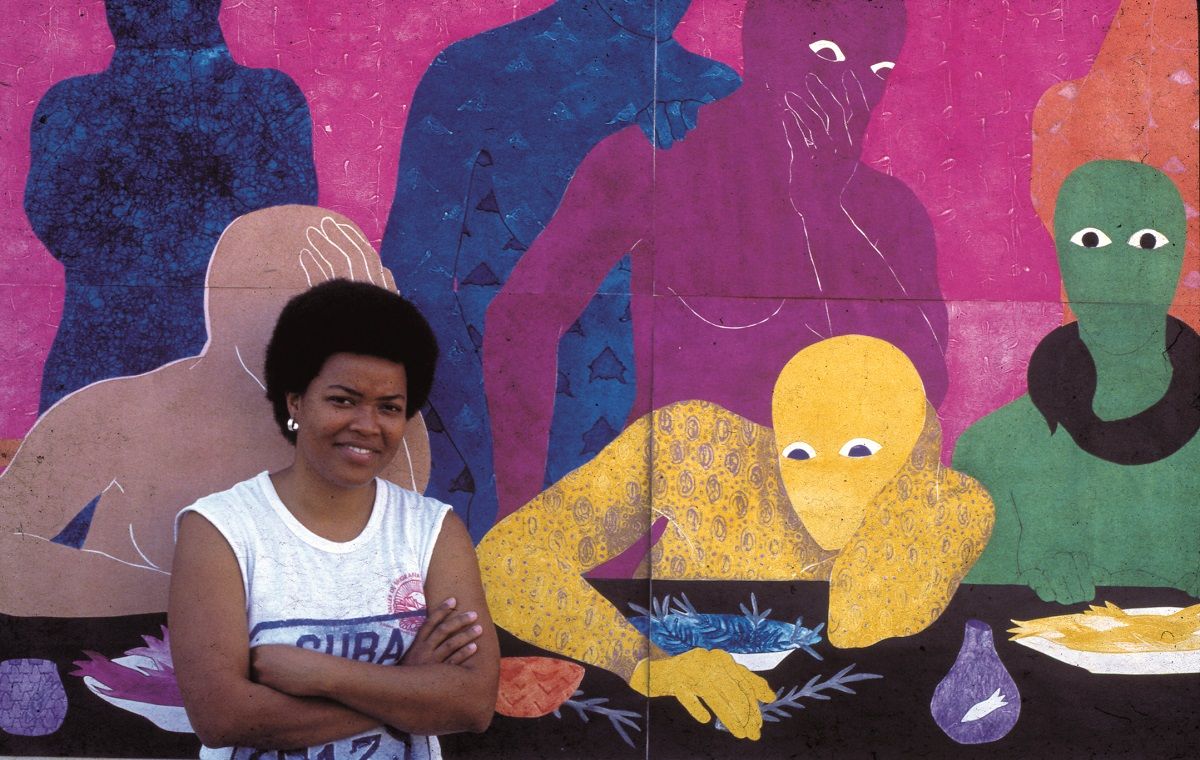 Belkis Ayón, frente a una impresión en color de su obra 'La Cena', en 1988. MUSEO REINA SOFÍA