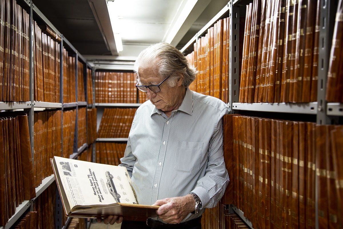 Marcos Cytrynblum, en la biblioteca pública de Del Viso, con ejemplares antiguos de 'Clarín'. LEO VACA