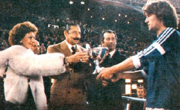 Ernestina Herrera de Noble, Jorge Rafael Videla y Julio Grondona, entregando la Copa Clarín a Ruud Krol, el 25 de junio de 1979. ARCHIVO