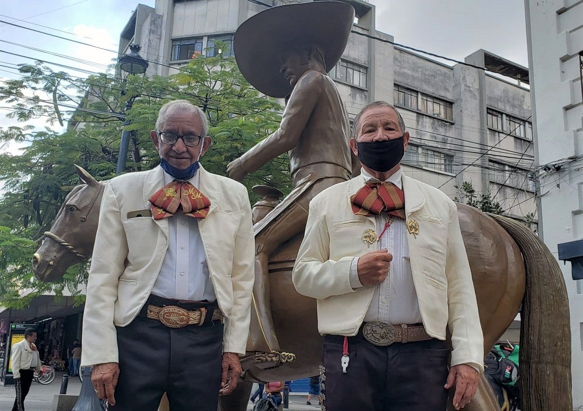 Dos mariachis veteranos, frente a la estatua de Vicente Fernández que preside la plaza de los Mariachis de Guadalajara. RICARDO BALDERAS