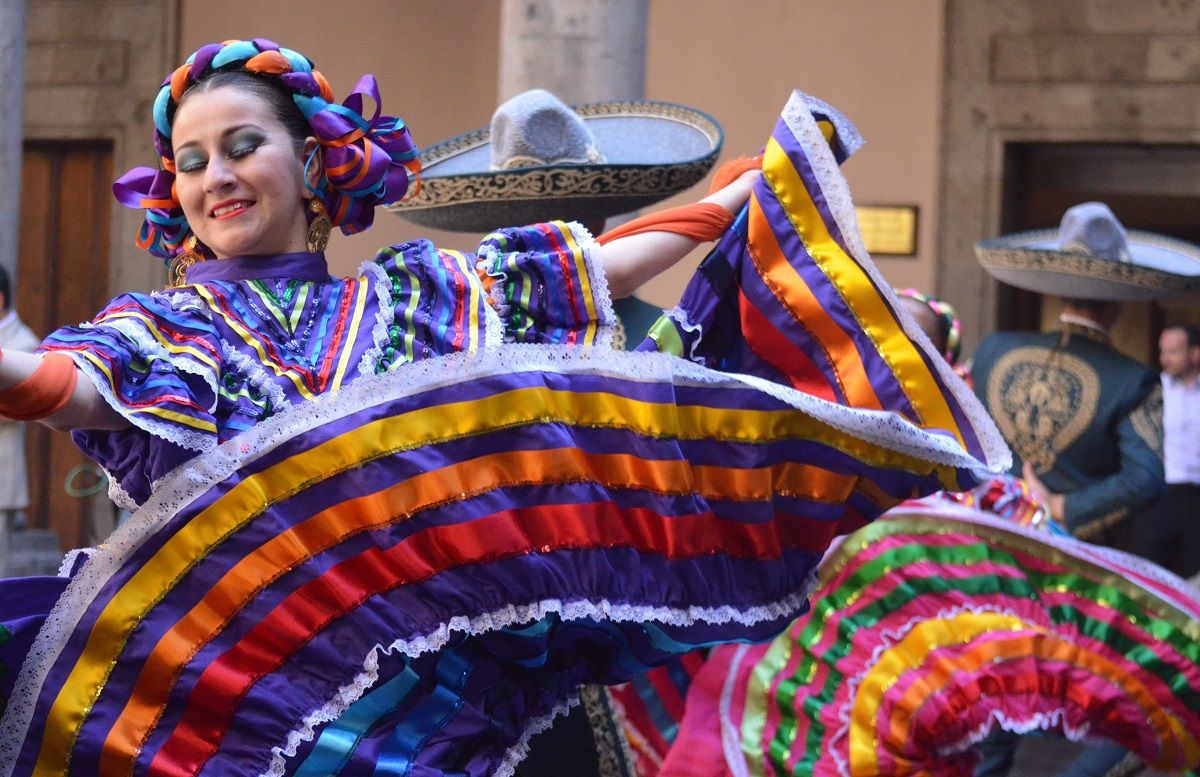 Bailarinas con mariachis en la ciudad de Guadalajara. RICARDO BALDERAS