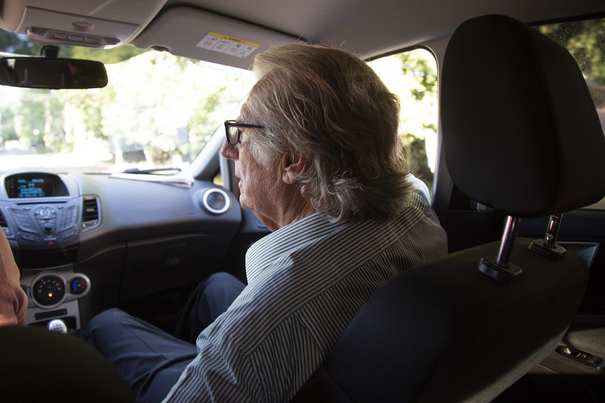 El periodista Marcos Cytrynblum, exdirector de 'Clarín', a bordo de un automóvil por Buenos Aires. LEO VACA