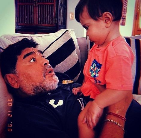 Maradona, jugando con el hijo de Diego Junior. ARCHIVO