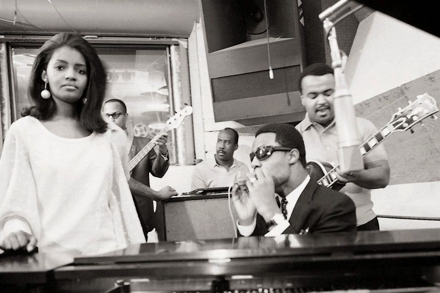 La productora Silvia Moy, con Stevie Wonder, en el estudio de grabación. MOTOWN RECORDS La productora Silvia Moy, con Stevie Wonder, en el estudio de grabación. MOTOWN RECORDS