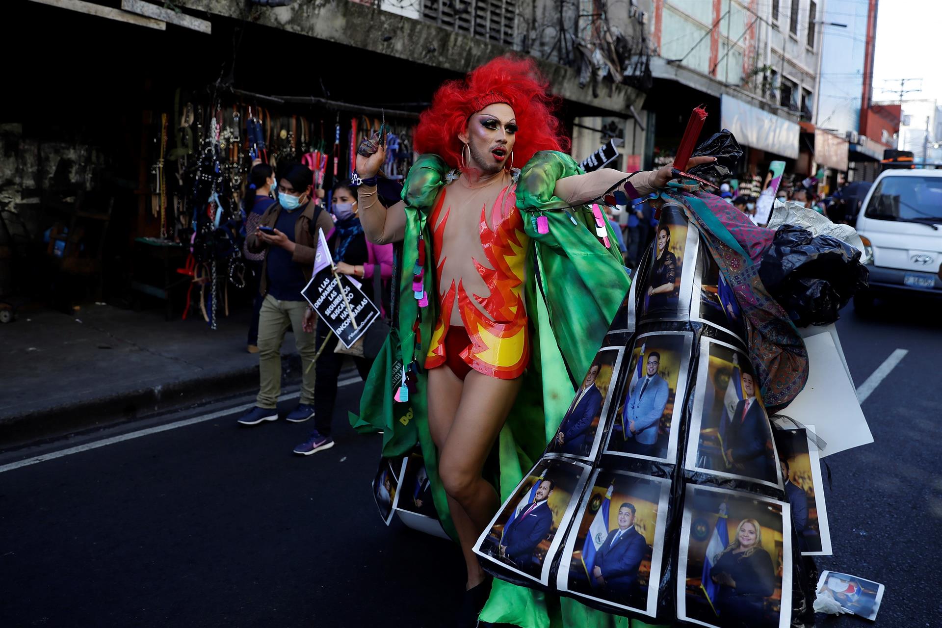 Lady Drag, en una marcha en contra de las desapariciones y asesinatos de mujeres en San Salvador, el 28 de noviembre. EFE/RODRIGO SURA Lady Drag, en una marcha en contra de las desapariciones y asesinatos de mujeres en San Salvador, el 28 de noviembre. EFE/RODRIGO SURA