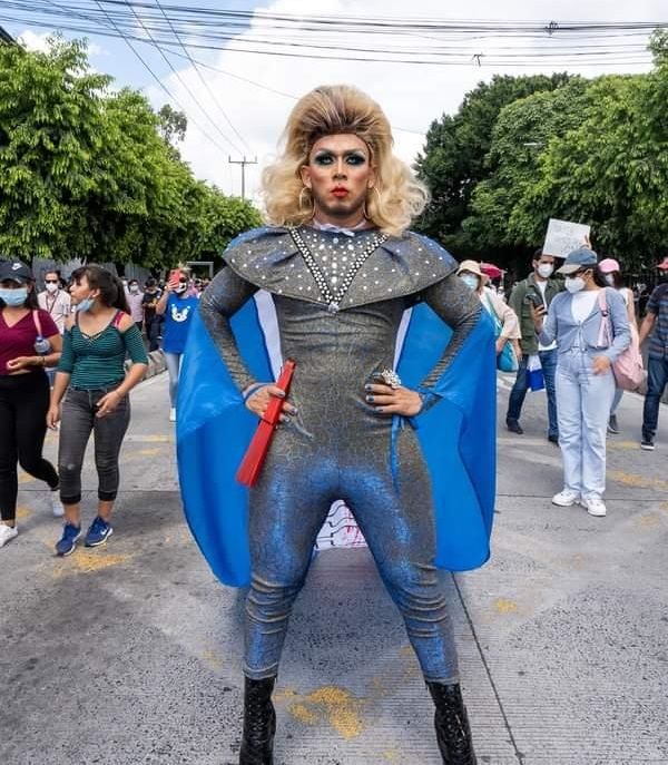Lady Drag, en una protesta en El Salvador contra el Gobierno de Bukele. CORTESÍA