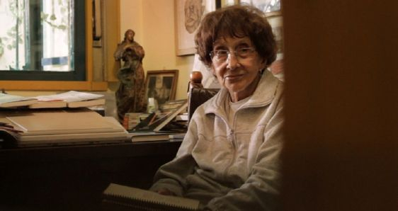 La escritora argentina Aurora Venturini, en su domicilio de La Plata. ARCHIVO