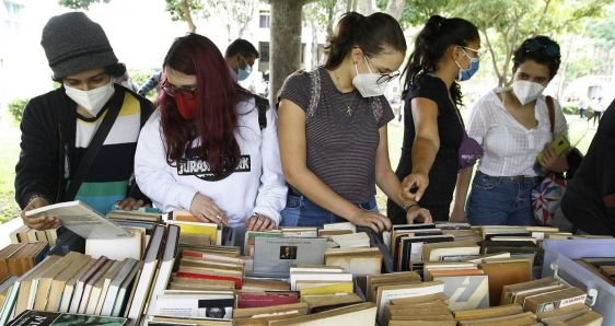 Visitantes de la sexta Feria del Libro del Oeste de Caracas, que este año ha abordado la literatura de la diáspora venezolana. UCAB/OSWER DÍAZ Y MANUEL SARDÁ