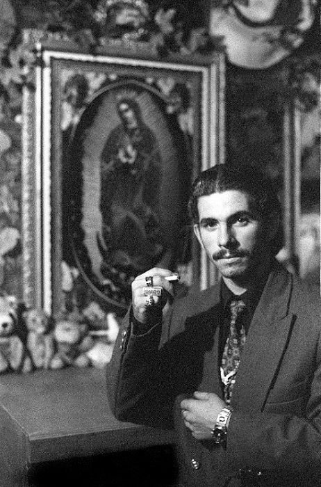 Un gitano ludar ante una imagen de la Virgen de Guadalupe. LORENZO ARMENDÁRIZ Un gitano ludar ante una imagen de la Virgen de Guadalupe. LORENZO ARMENDÁRIZ