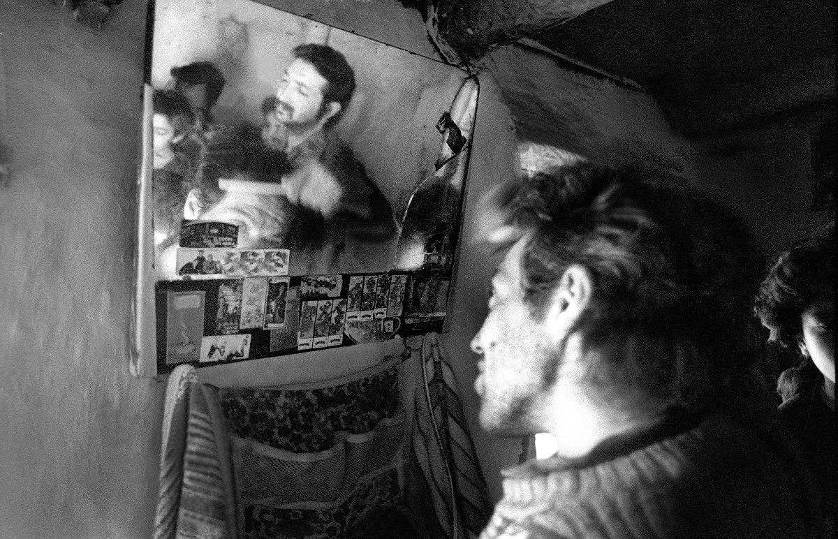 Un gitano ludar se peina ante un espejo en México. LORENZO ARMENDÁRIZ