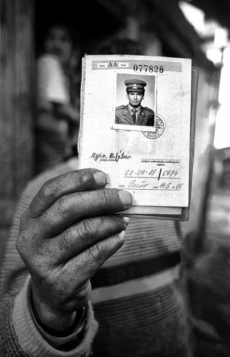 Un gitano muestra un documento de identidad checoslovaco. LORENZO ARMENDÁRIZ