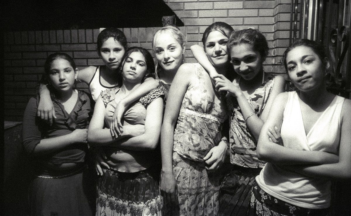Jóvenes gitanas mexicanas, en una de las fotografías de 'Andar para existir', la exposición del Instituto Cultural de México en París. LORENZO ARMENDÁRIZ