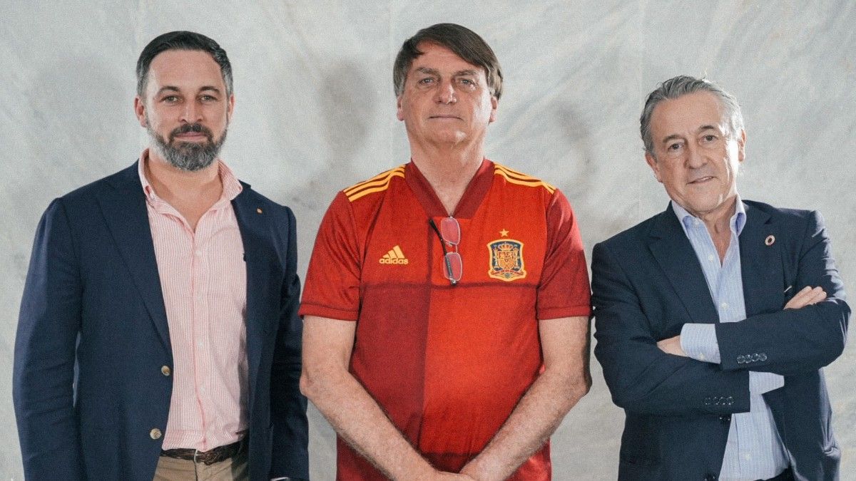 El líder de Vox, Santiago Abascal, con el presidente de Brasil, Jair Bolsonaro, y el periodista español Hermann Tertsch. ARCHIVO