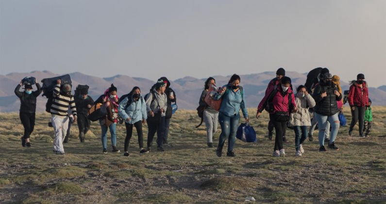 Migrantes venezolanos llegan al pueblo de Colchane, en la frontera entre Chile y Bolivia. EFE/LUCAS AGUAYO