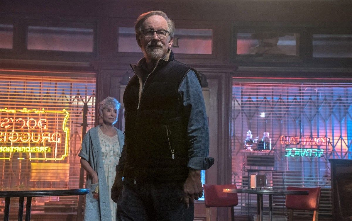 Steven Spielberg, con Rita Moreno, durante el rodaje de 'West Side Story'. 20TH CENTURY STUDIOS Steven Spielberg, con Rita Moreno, durante el rodaje de 'West Side Story'. 20TH CENTURY STUDIOS