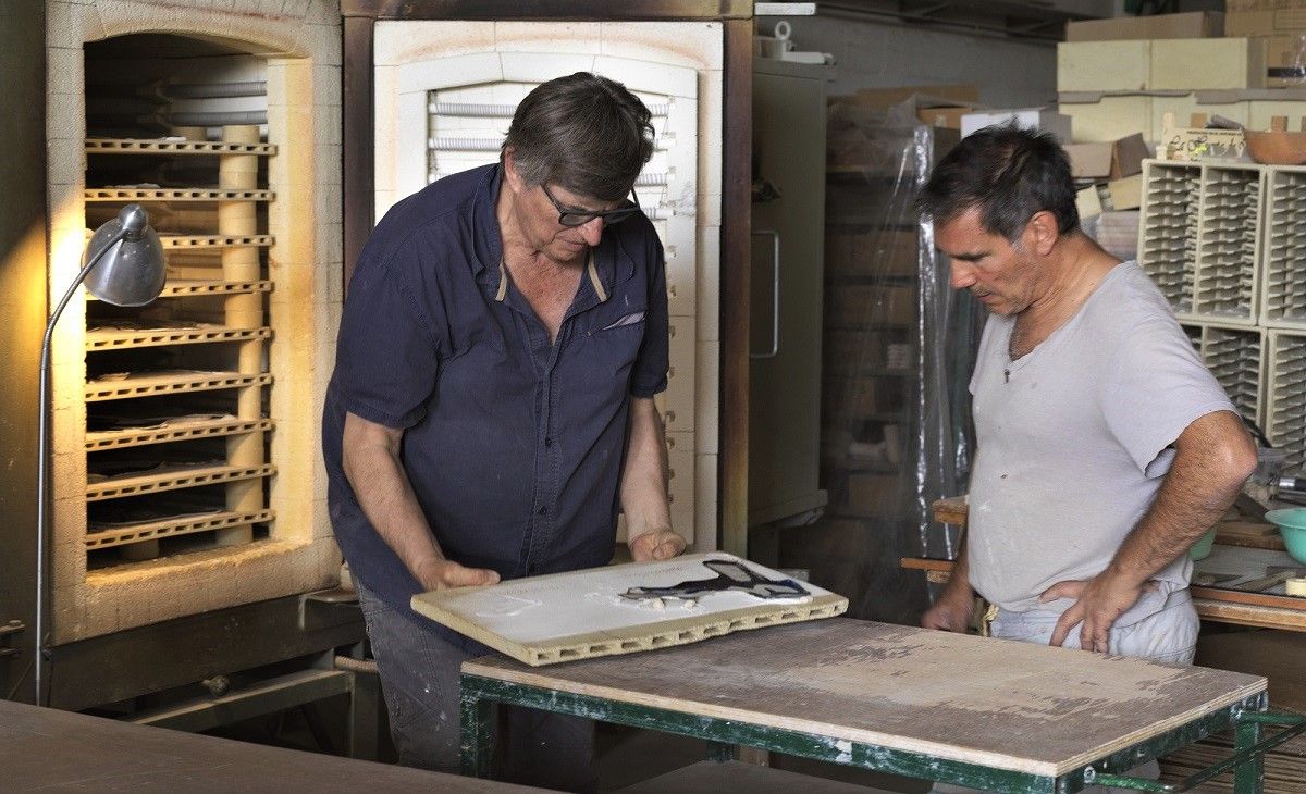 El ceramista Joan Reventós y Santi Moix, preparando una pieza en el taller. FOTOGASULL