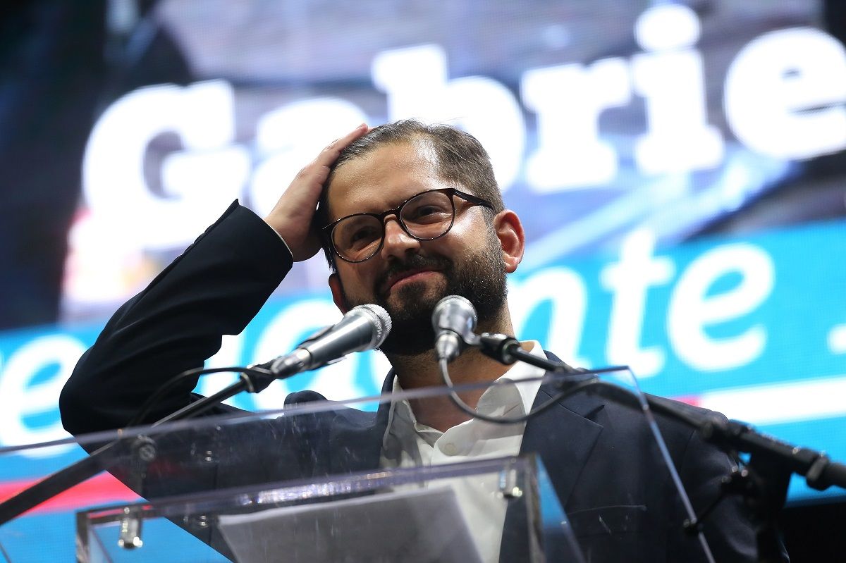 El nuevo presidente electo de Chile, Gabriel Boric, en primer su discurso tras el triunfo de la izquierda en las elecciones del 19 de diciembre. EFE/ELVIS GONZÁLEZ