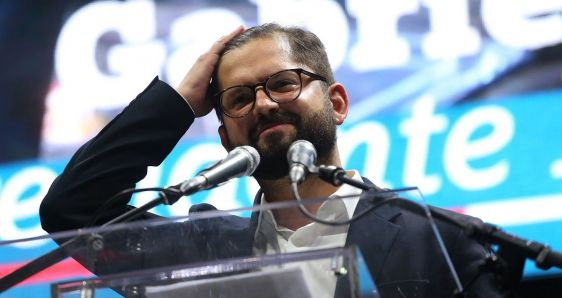 El nuevo presidente electo de Chile, Gabriel Boric, en primer su discurso tras el triunfo de la izquierda en las elecciones del 19 de diciembre. EFE/ELVIS GONZÁLEZ