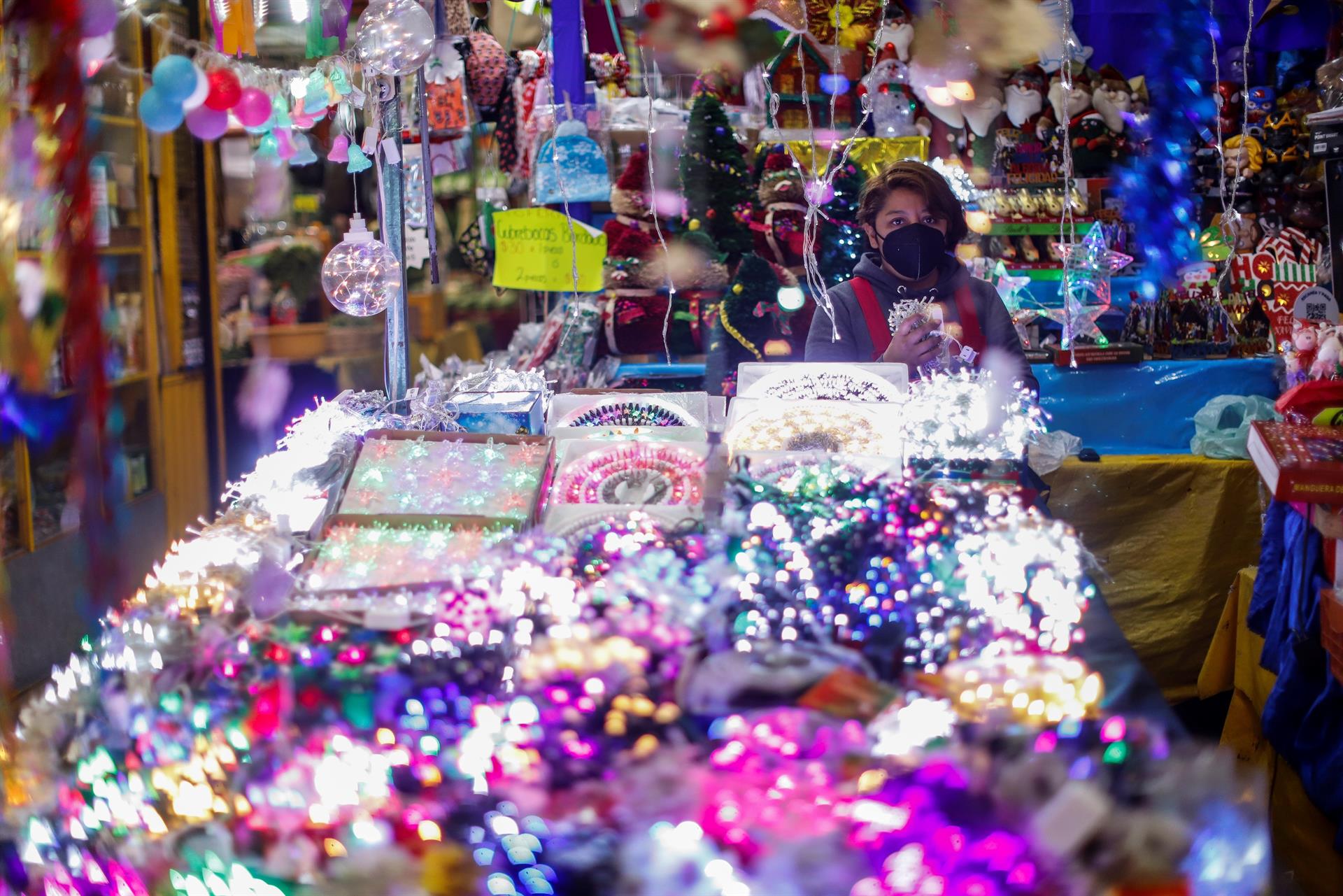 Puesto de decoración navideña en el Mercado de Jamaica, en Ciudad de México, el 17 de diciembre de 2021. EFE/MADLA HARTZ