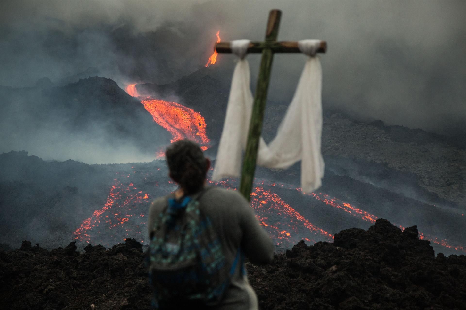 Rezos ante el volcán Rezos ante el volcán