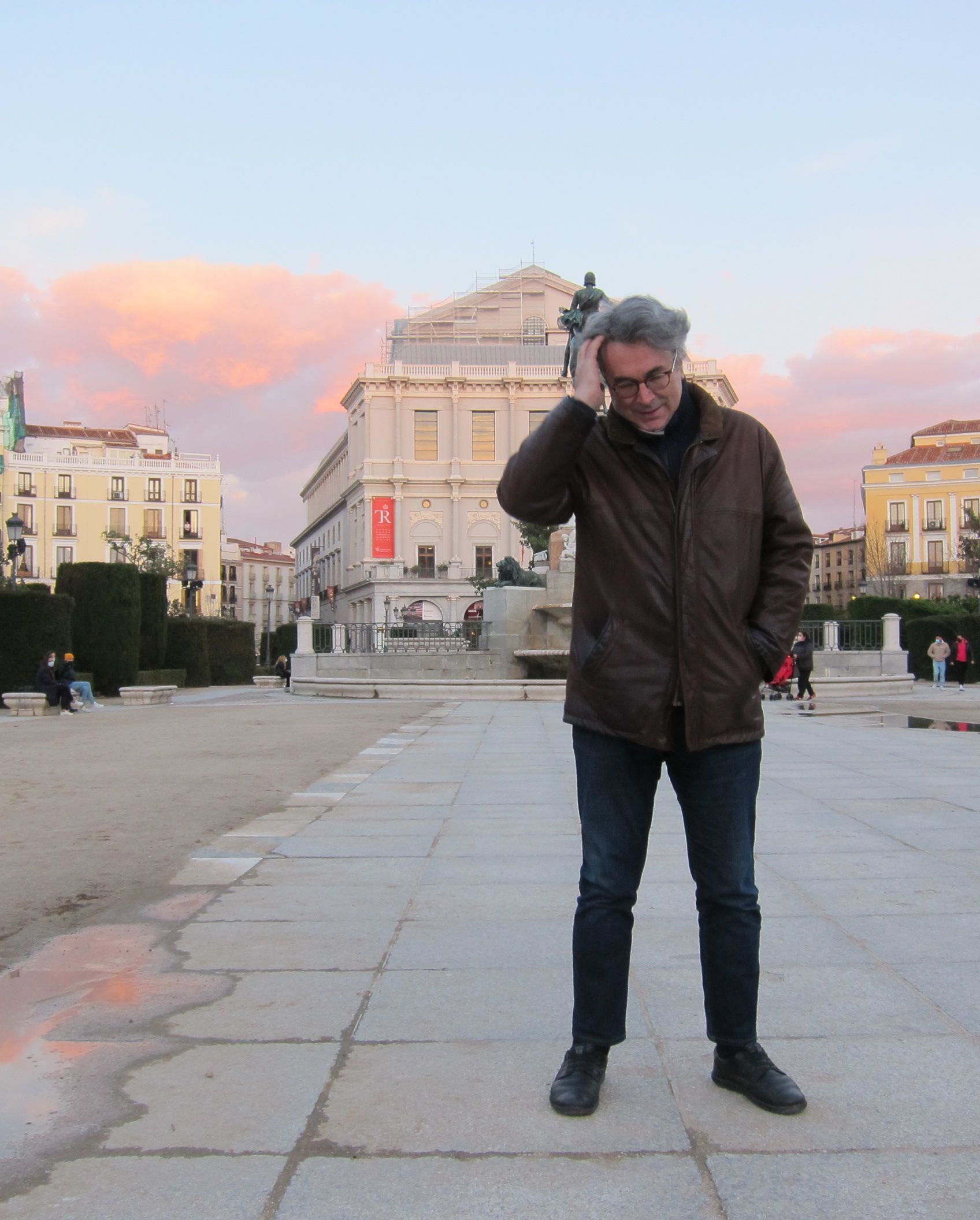 El escritor Andrés Trapiello, en la plaza de la Ópera de Madrid. IGNACIO VIDAL-FOLCH
