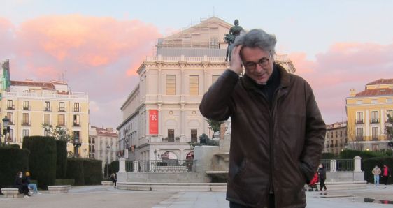 El escritor Andrés Trapiello, en la plaza de la Ópera de Madrid. IGNACIO VIDAL-FOLCH