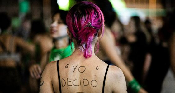 Una manifestante en Paraná, Argentina, el 29 de diciembre de 2020, esperando la aprobación del aborto legal en el Congreso nacional. PAULA KINDSVATER CC BY-SA 4.0