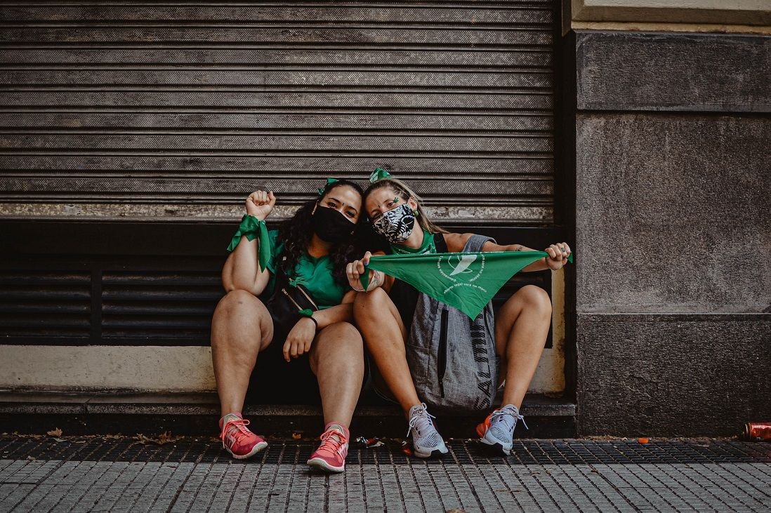 Dos manifestantes con sus pañuelos verdes, en la vigilia por el aborto legal, en Buenos Aires, el 29 de diciembre de 2020. TITI NICOLA CC BY-SA 4.0